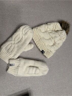 The North Face Cream Cable Knit Pom Beanie & Mittens Set